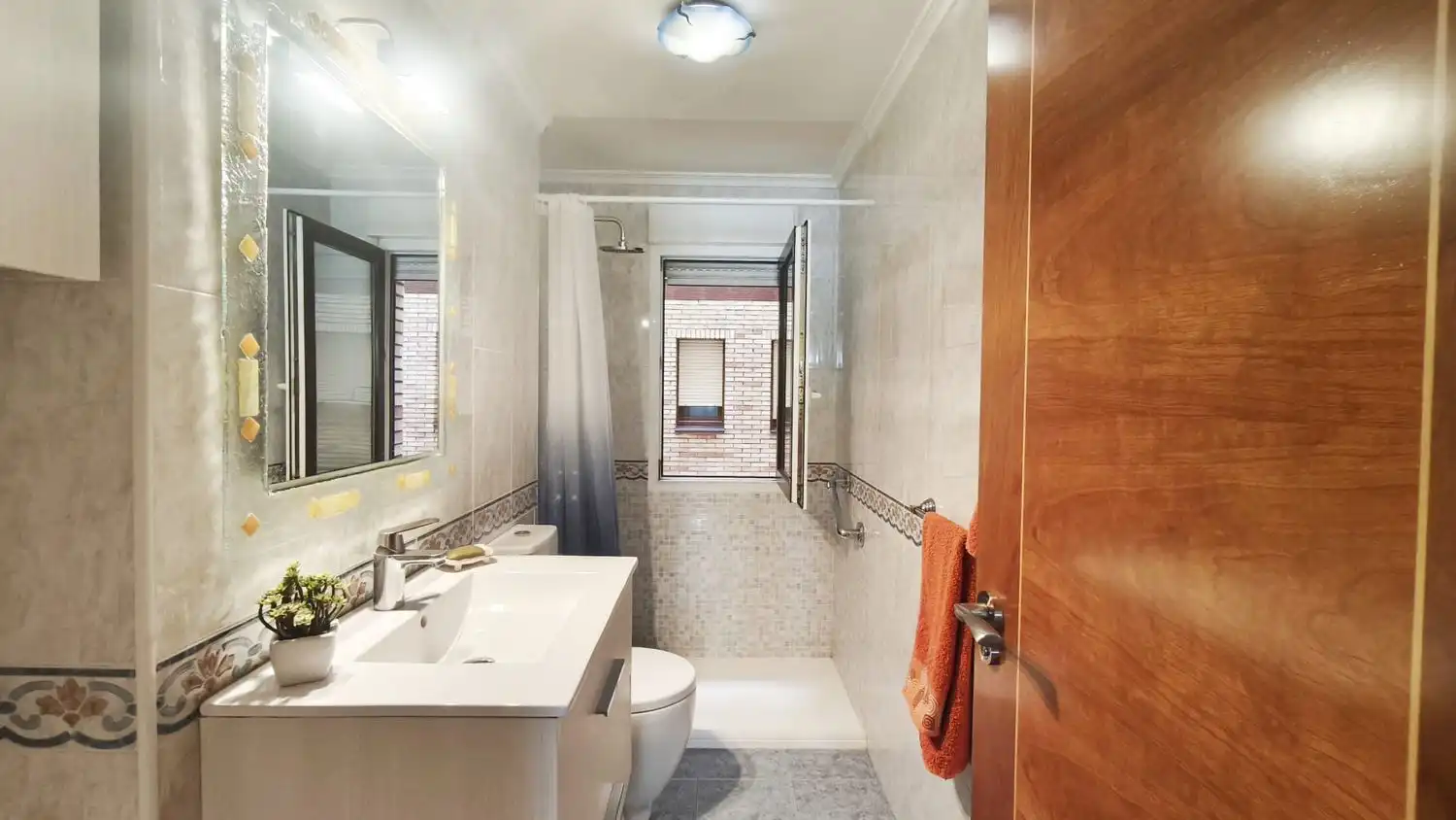 Bathroom of Flat for sale in Gijón   with Heating and Swimming Pool