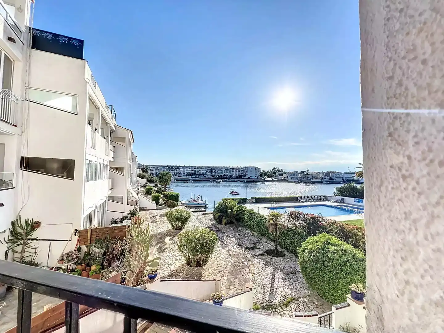 Schwimmbecken von Wohnungen zum Verkauf in Empuriabrava mit Klimaanlage, Terrasse und Möbliert