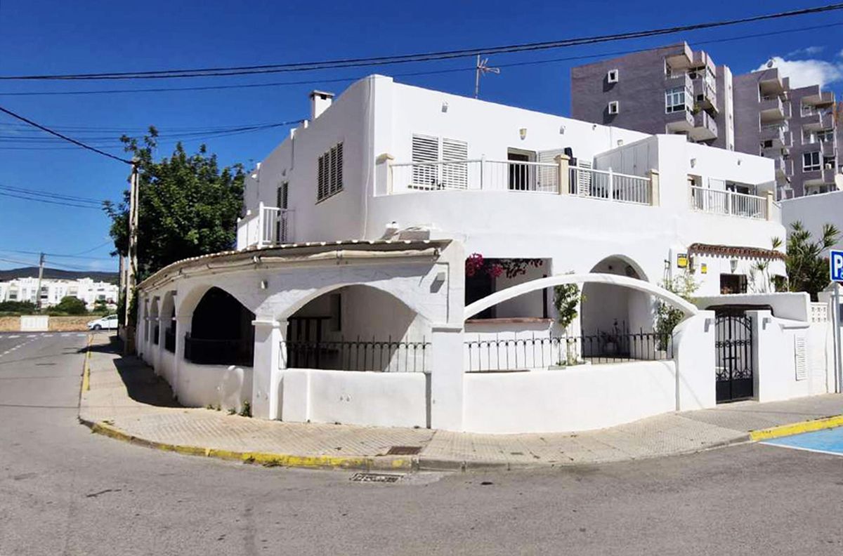 Vista exterior de Local en venda en Eivissa amb Aire condicionat i Terrassa