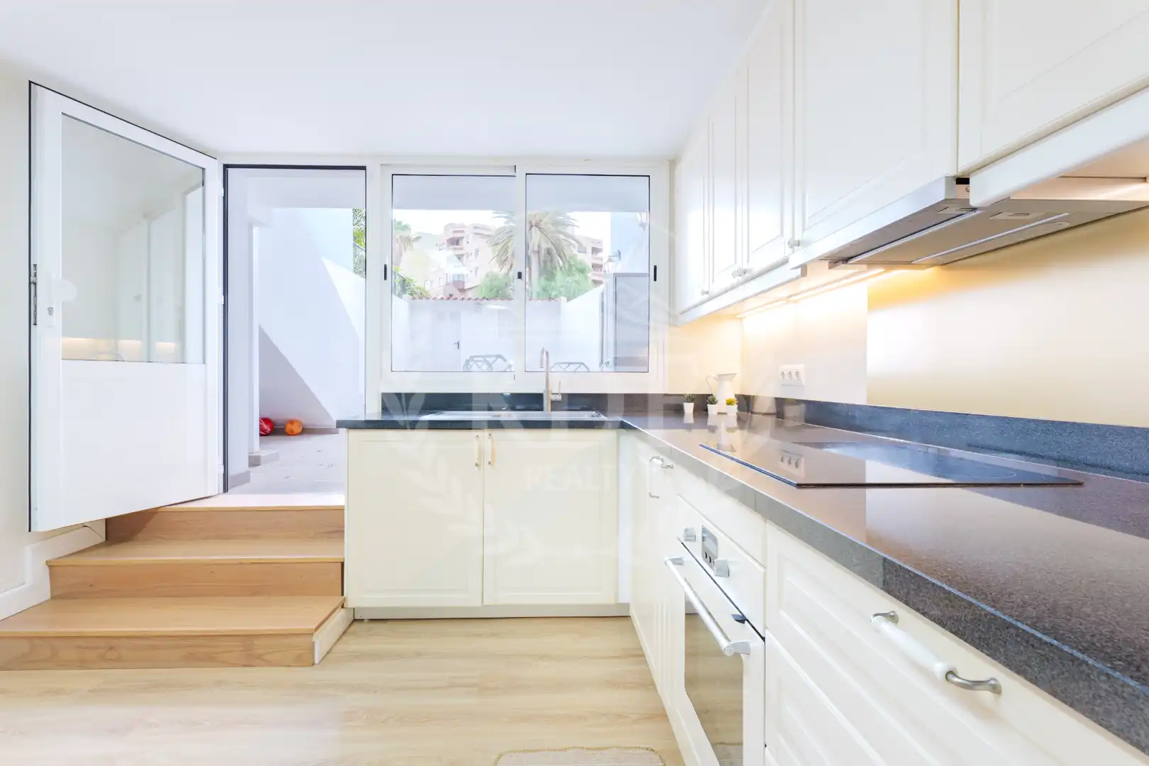 Casa aparellada amb terrassa en venda a Avenida de Bélgica, imagen 14