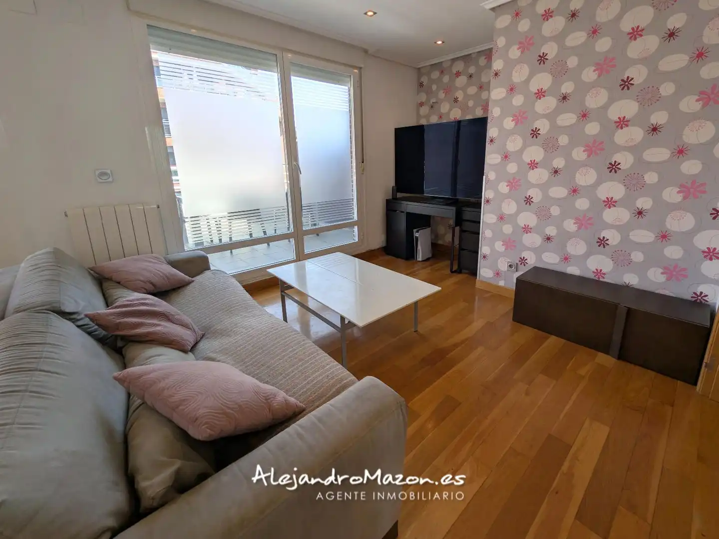 Sala de estar de Ático en venta en Castro-Urdiales con Calefacción, Parquet y Terraza