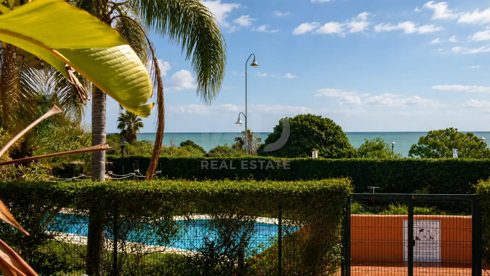 Vista exterior de Pis en venda en Estepona amb Aire condicionat, Terrassa i Piscina