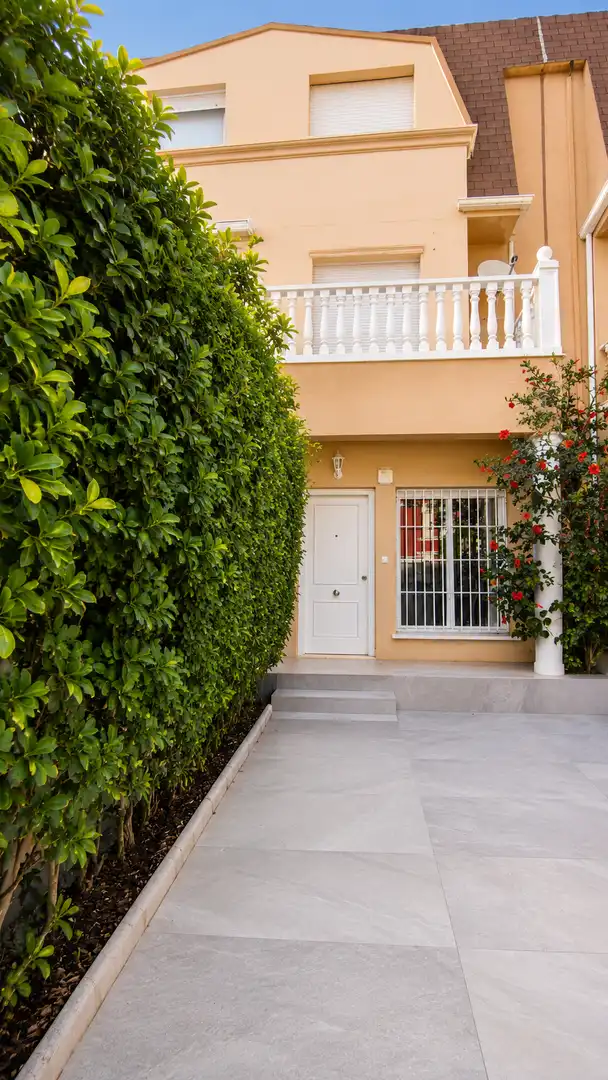 Vista exterior de Casa o xalet en venda en Elche / Elx amb Aire condicionat, Calefacció i Jardí privat