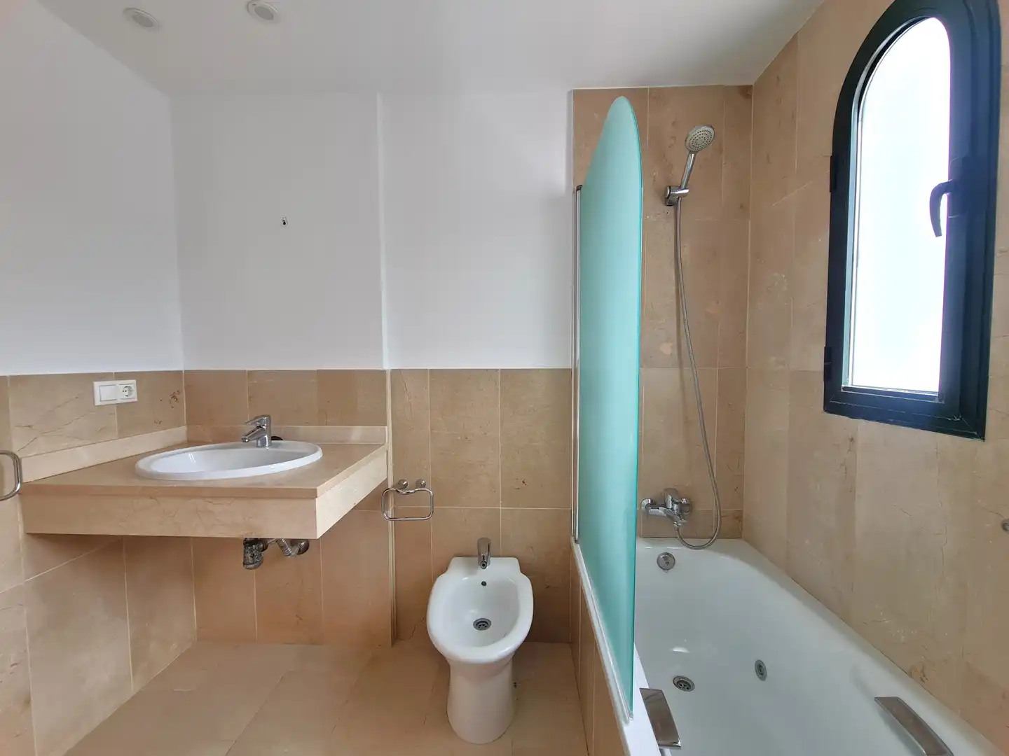 Baño de Casa adosada en venta en Manilva con Terraza, Jacuzzi y Internet