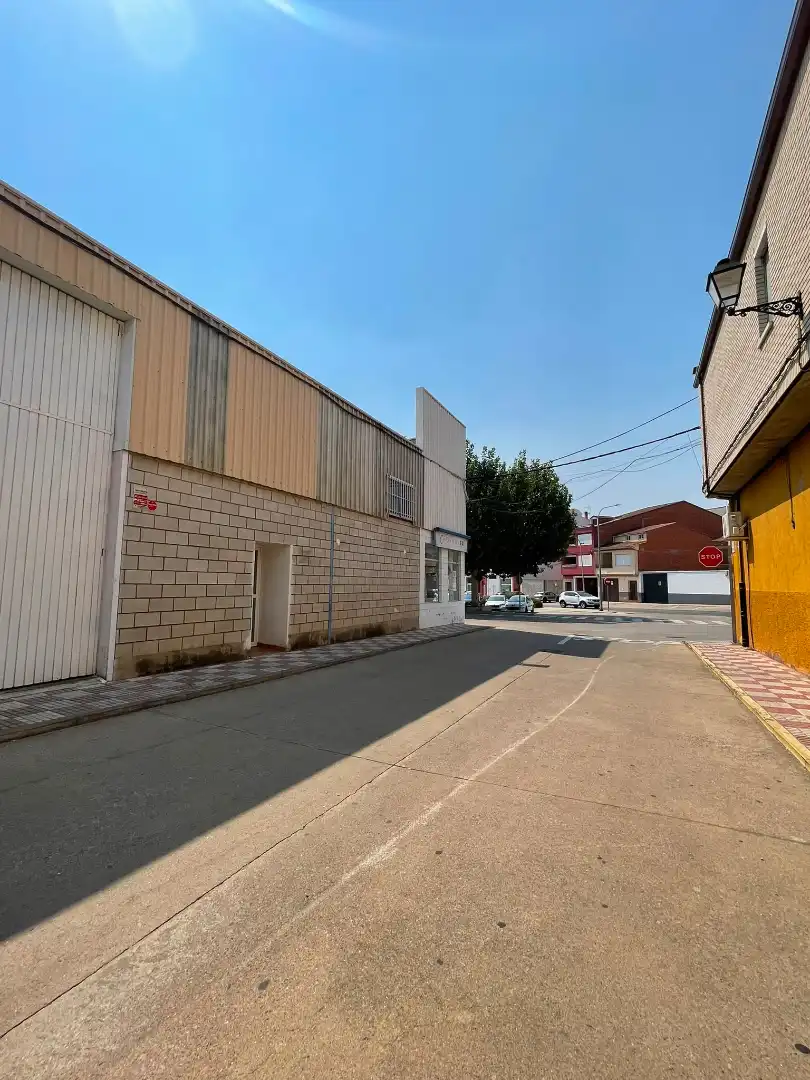 Außenansicht von Fabrikhallen zur Miete in Montehermoso