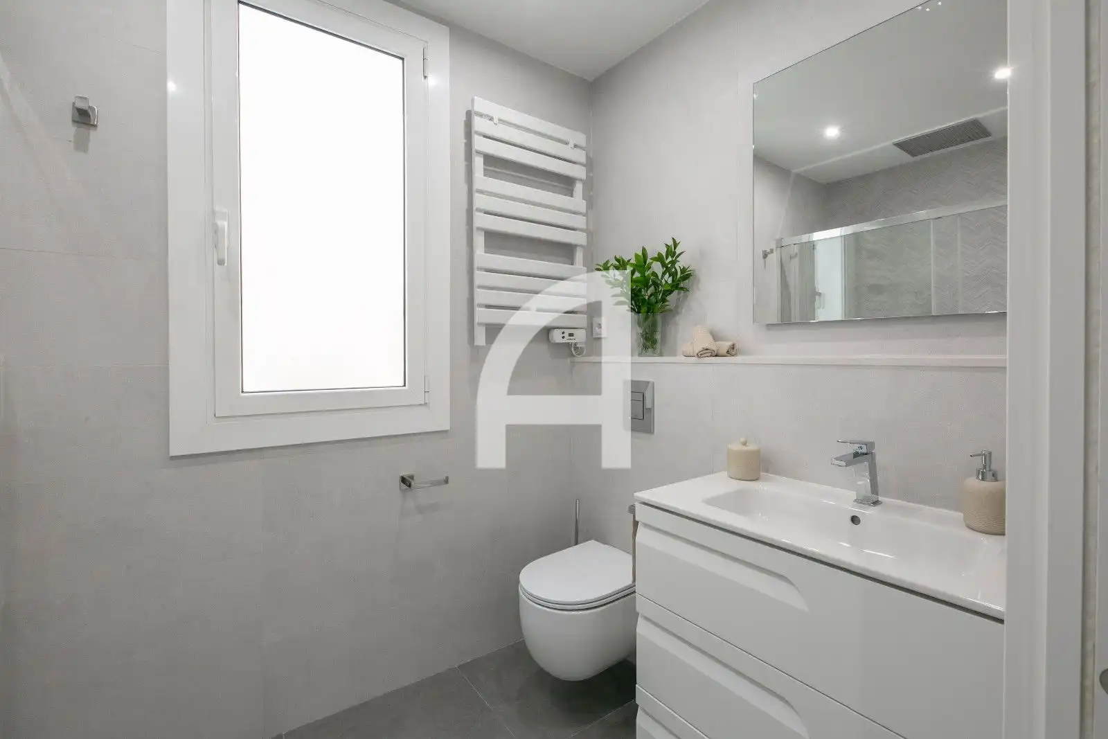 Badezimmer von Wohnung zur Miete in Barcelona mit Klimaanlage, Heizung und Parkett