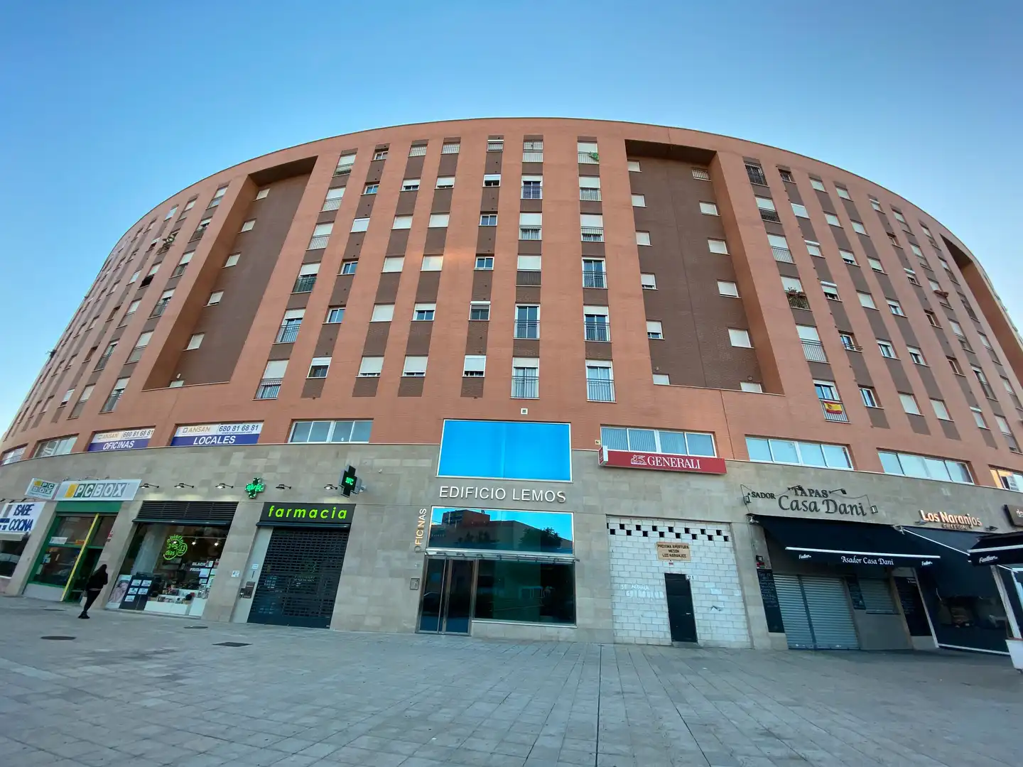 Vista exterior de Oficina de lloguer en Sevilla amb Aire condicionat