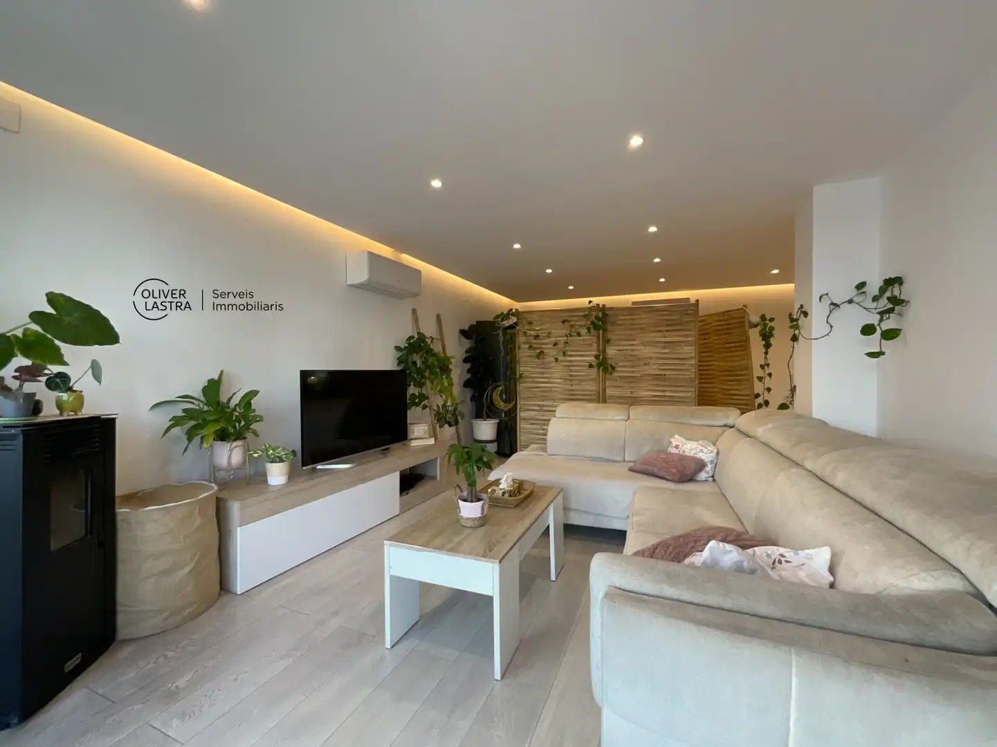 Sala de estar de Casa o chalet en venta en Corbera de Llobregat con Aire acondicionado, Jardín privado y Parquet
