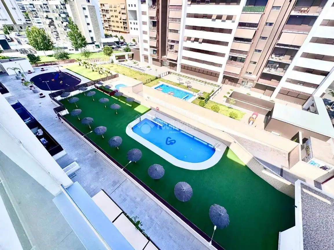 Piscina de Pis en venda en Córdoba amb Aire condicionat, Calefacció i Terrassa