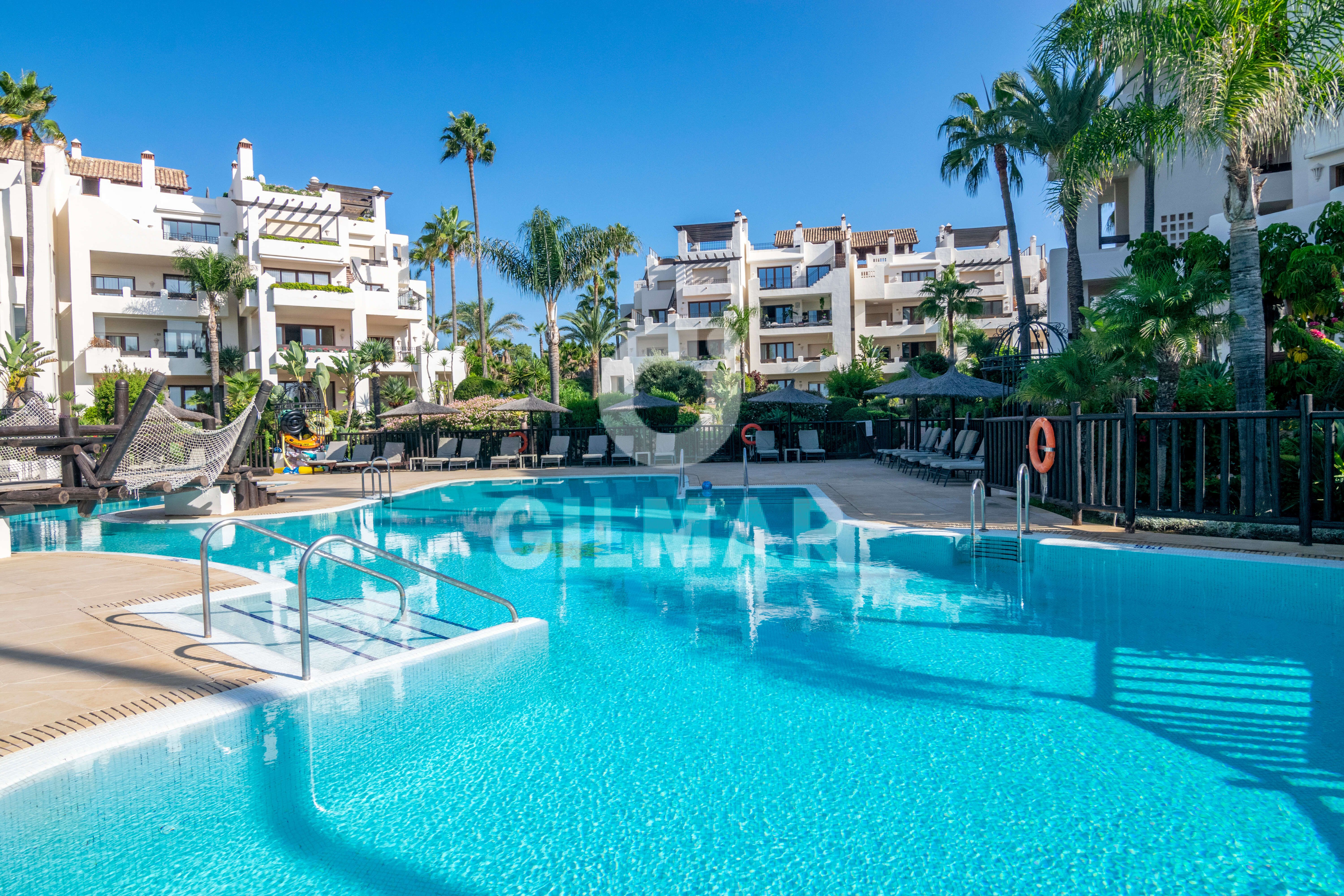 Exterior view of Flat for sale in Estepona  with Air Conditioner, Terrace and Community pool