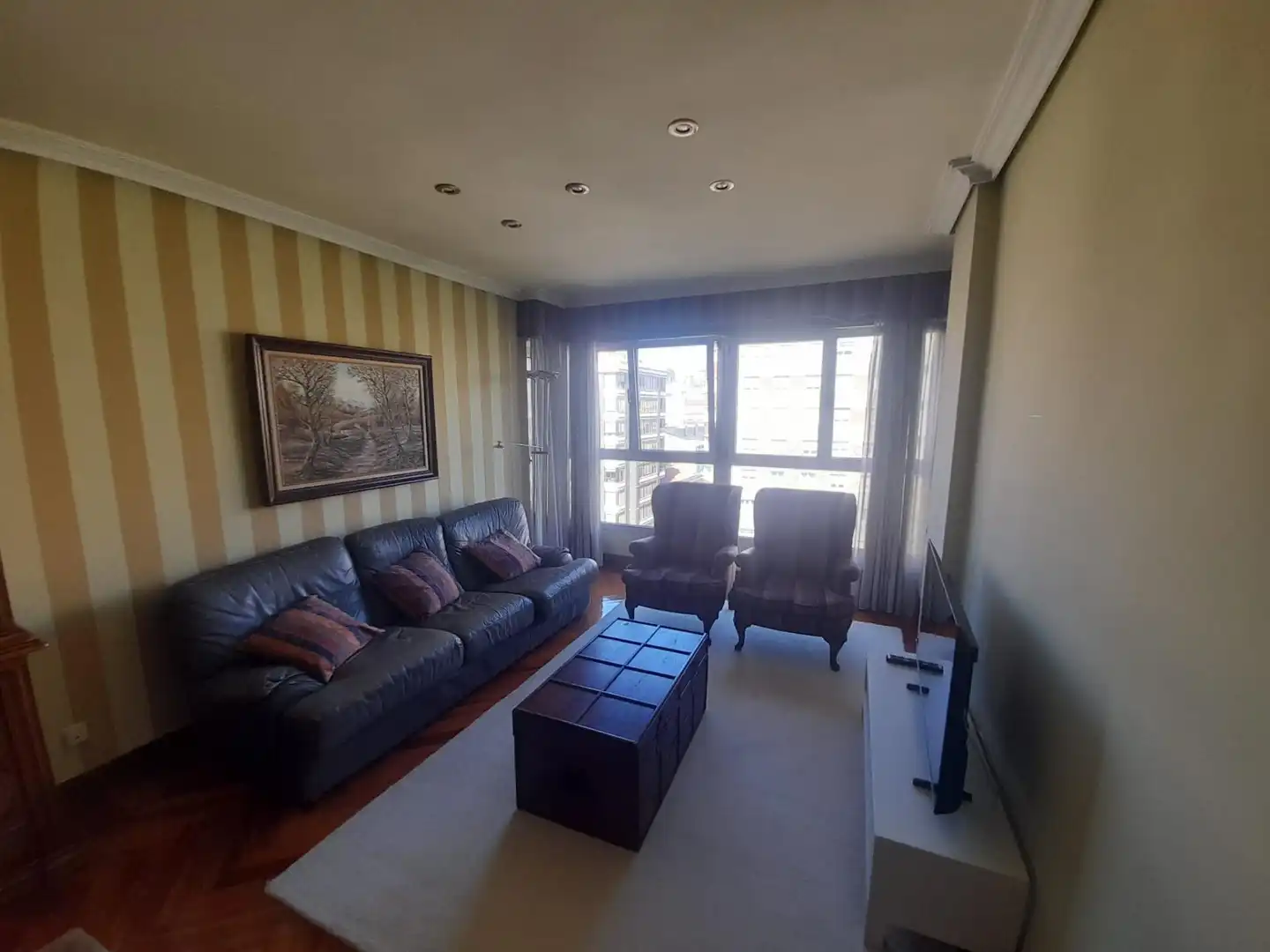 Sala d'estar de Pis de lloguer en Santander amb Calefacció, Parquet i Moblat