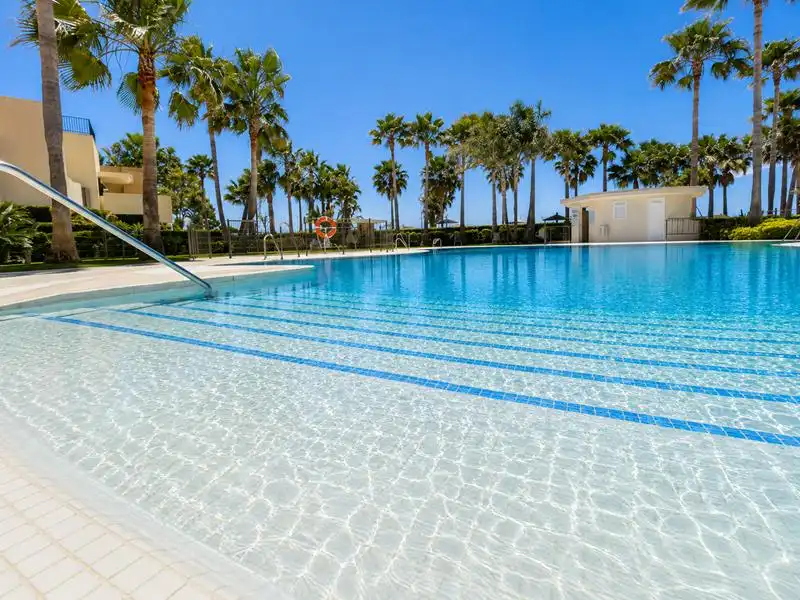 Piscina de Pis de lloguer en Estepona amb Jardí privat, Terrassa i Moblat