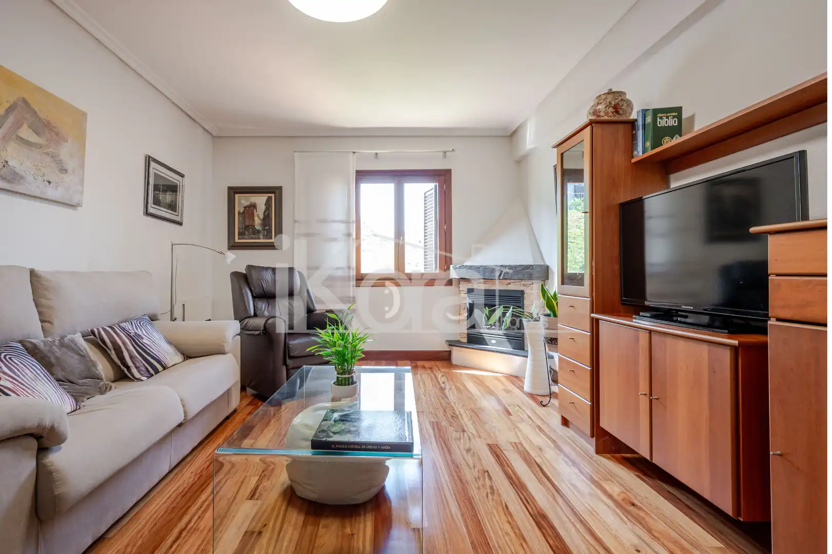 Sala d'estar de Casa o xalet en venda en Lasarte-Oria amb Calefacció, Jardí privat i Parquet