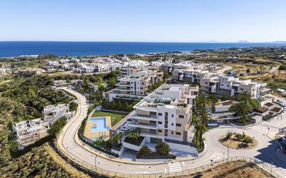 Vista exterior de Pis en venda en Estepona amb Aire condicionat, Terrassa i Piscina