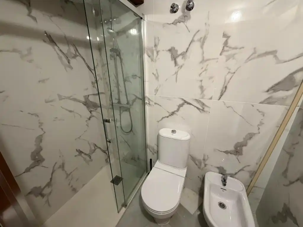 Bany de Apartament en venda en Torrevieja amb Jardí privat i Forn