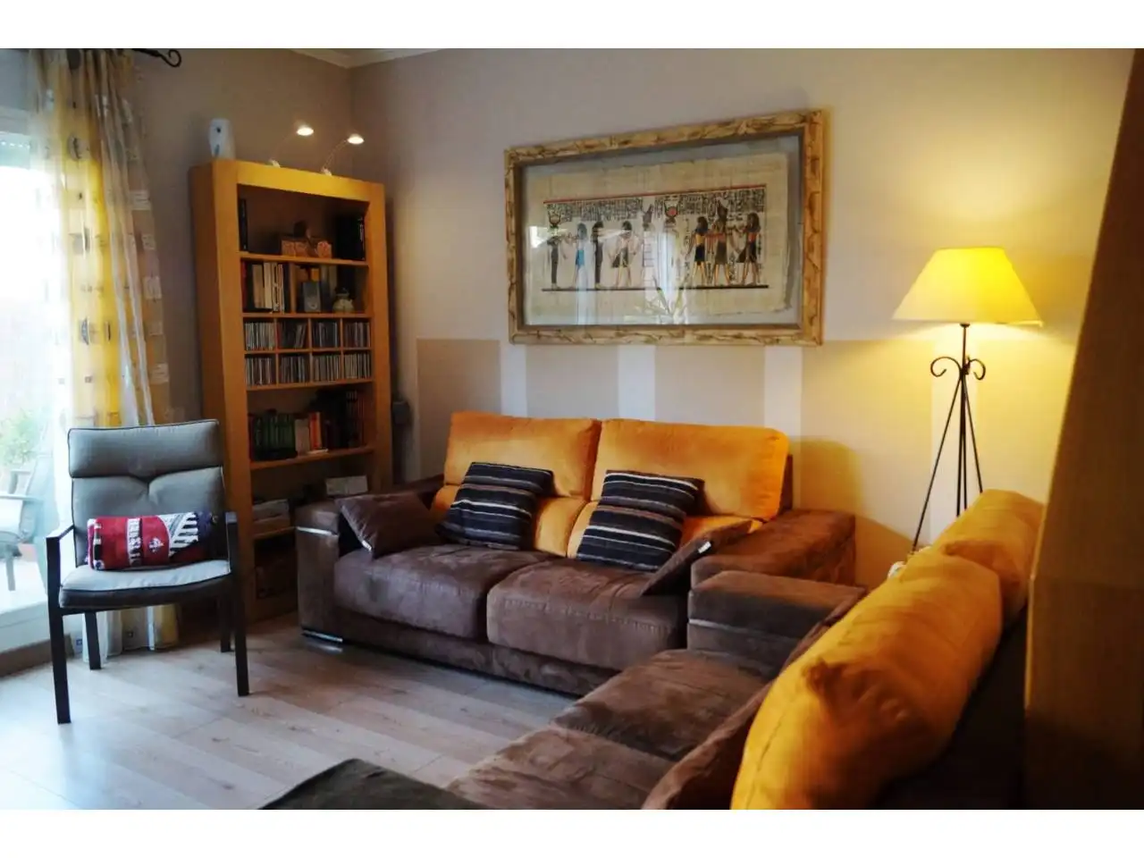 Wohnzimmer von Einfamilien-Reihenhaus zum Verkauf in Sabadell mit Klimaanlage, Heizung und Privatgarten