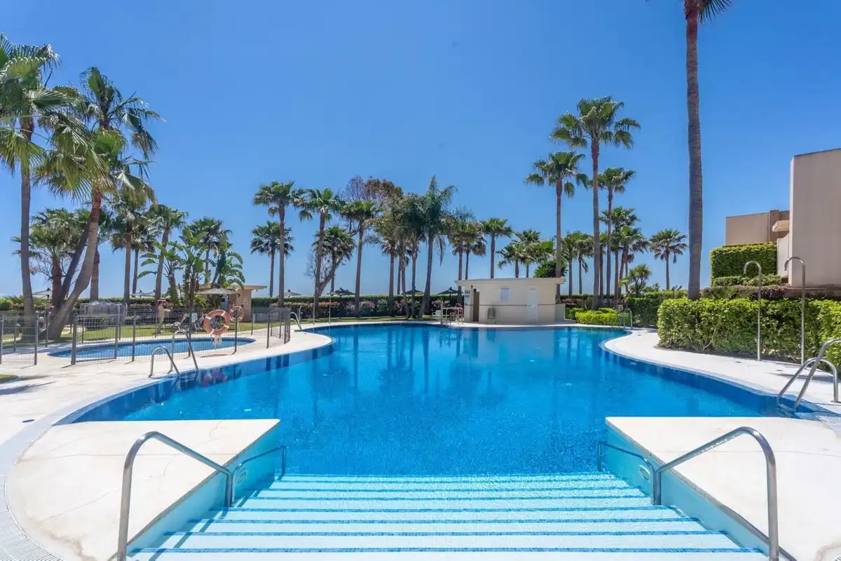 Piscina de Dúplex en venda en Estepona amb Terrassa, Piscina i Jacuzzi