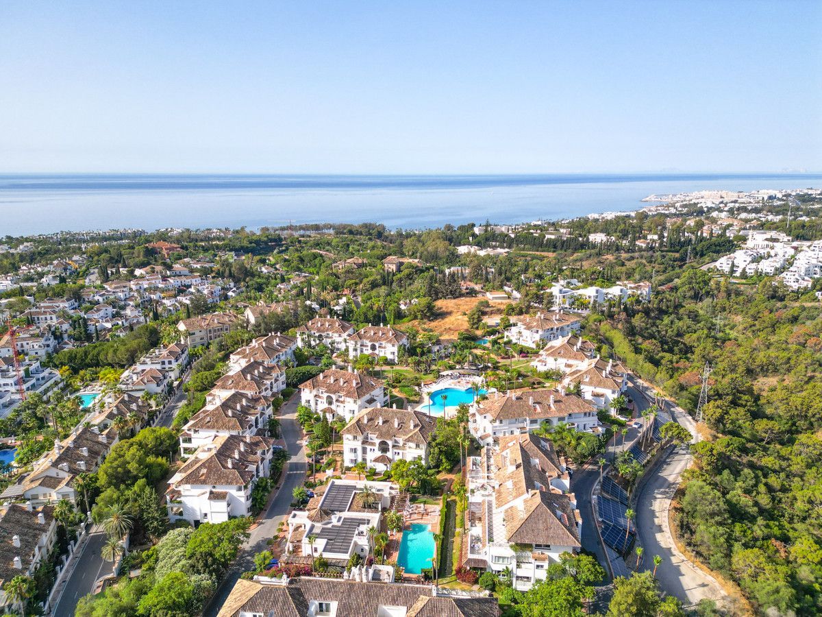 Vista exterior de Àtic en venda en Marbella amb Aire condicionat, Jardí privat i Terrassa