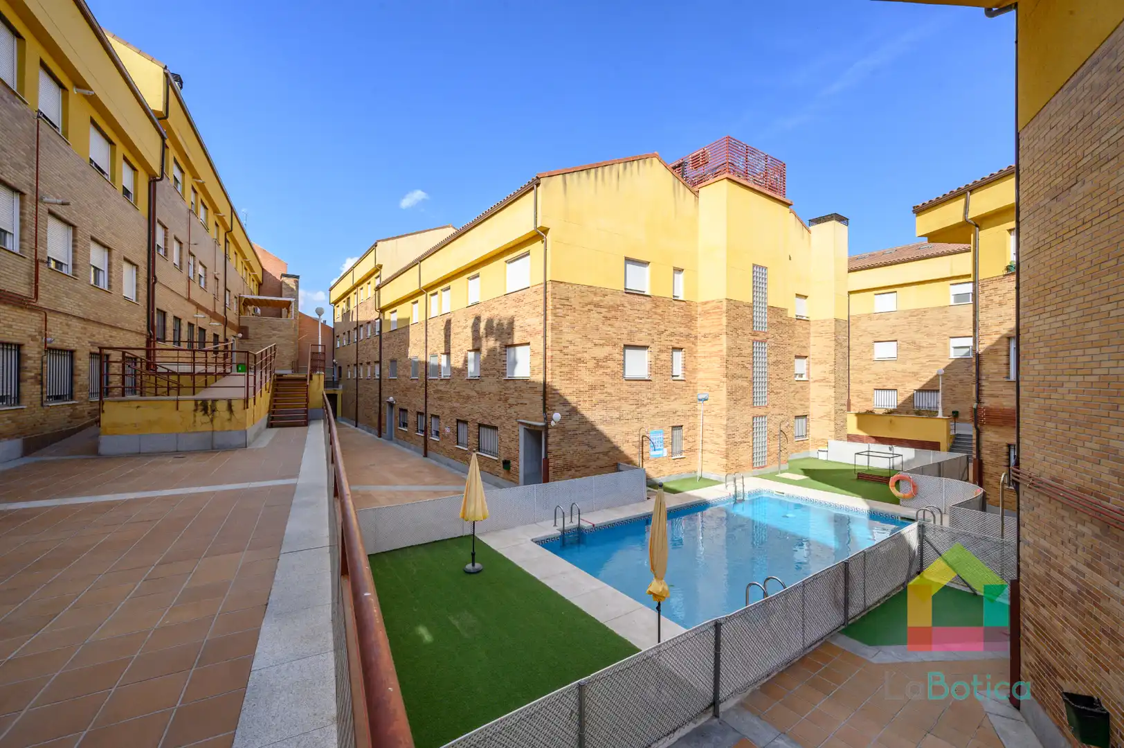 Piscina de Apartament en venda en Toledo amb Aire condicionat, Moblat i Piscina comunitària