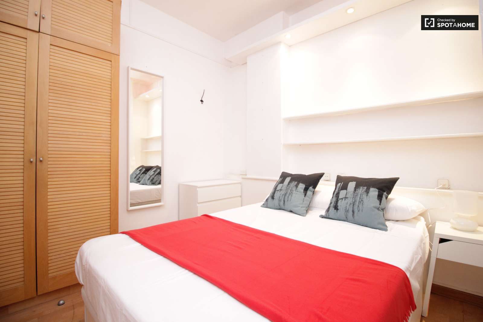 Bedroom of Flat to share in  Barcelona Capital  with Air Conditioner, Heating and Terrace