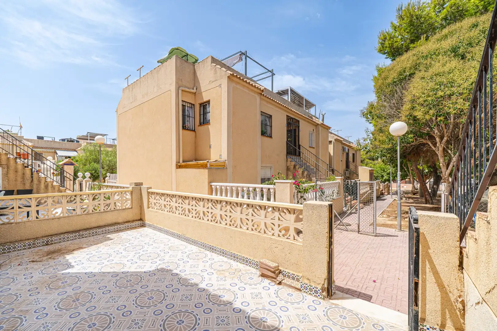 Vista exterior de Ático en venta en Torrevieja con Jardín privado, Terraza y Trastero