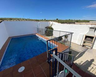 Piscina de Casa adosada en venda en Martos amb Aire condicionat, Jardí privat i Piscina