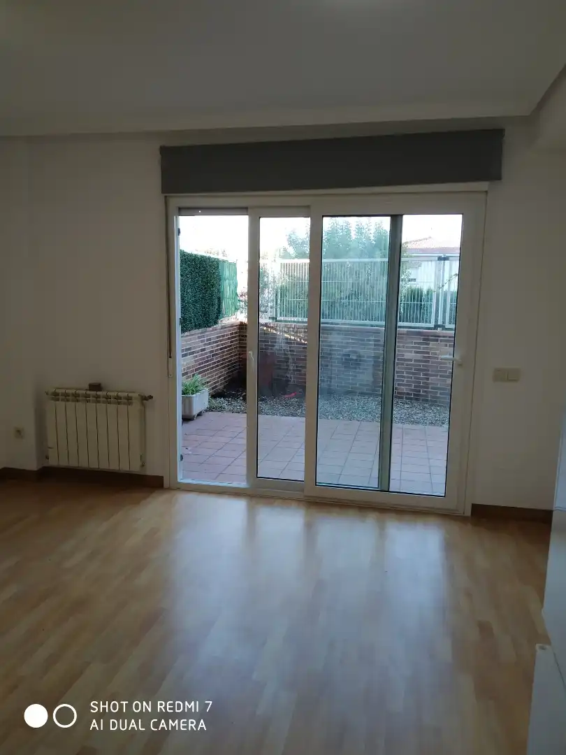 Sala d'estar de Estudi de lloguer en Pozuelo de Alarcón amb Calefacció, Jardí privat i Parquet