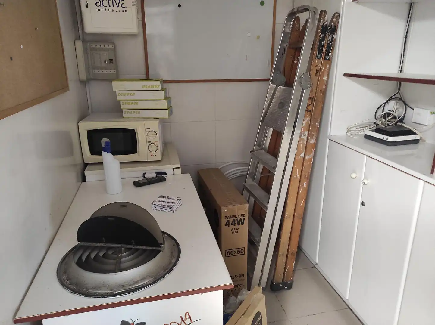 Kitchen of Commercial properties for rent in Esplugues de Llobregat
