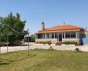 Exterior view of House or chalet for sale in Castellanos de Villiquera  with Terrace
