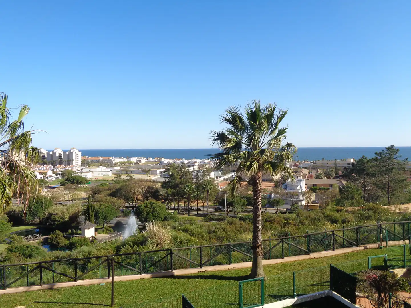 Vista exterior de Casa o xalet en venda en Islantilla amb Jardí privat, Terrassa i Piscina comunitària
