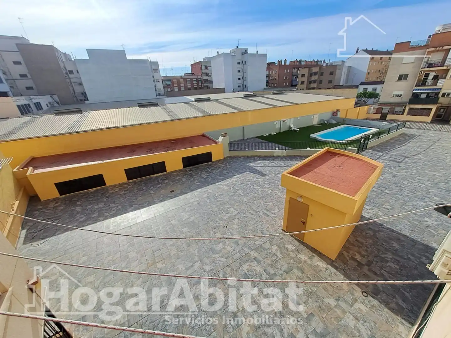 Vista exterior de Piso en venta en Alaquàs con Aire acondicionado, Calefacción y Balcón