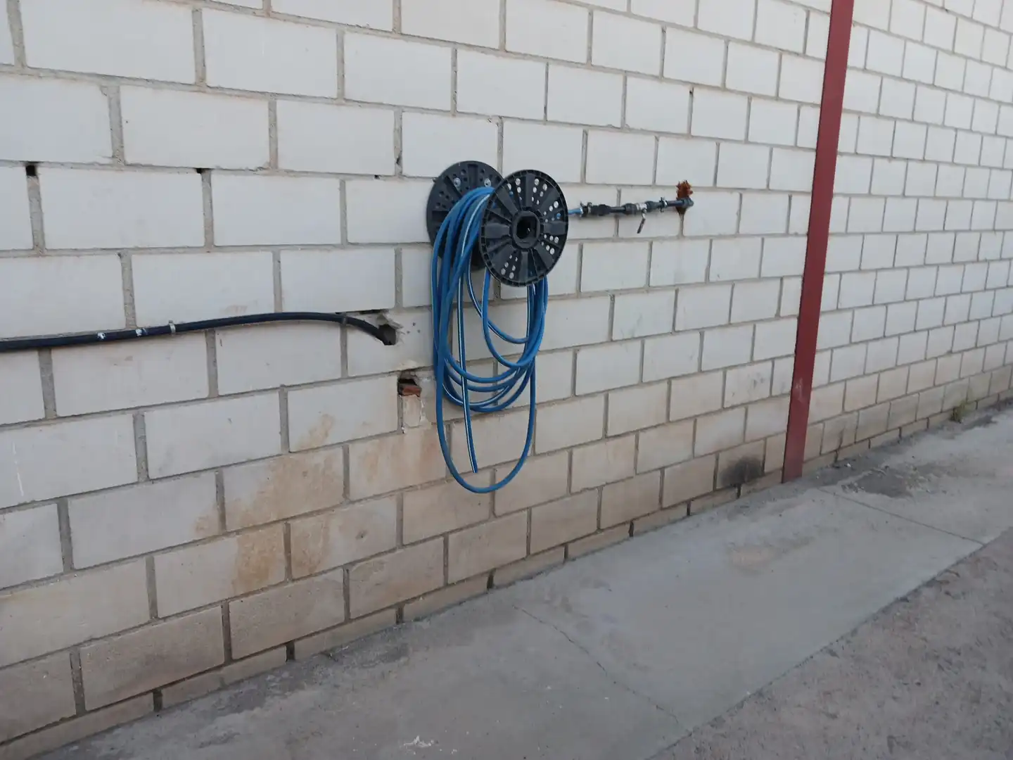 Parkplatz von Fabrikhallen zur Miete in Larache