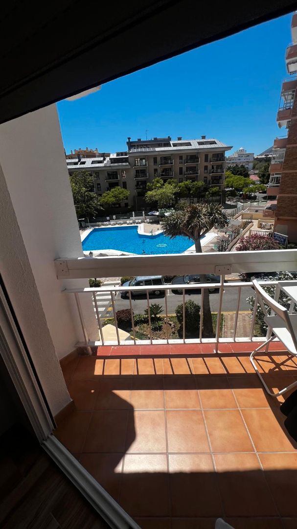 Piscina de Estudi de lloguer en Benalmádena amb Aire condicionat, Terrassa i Moblat