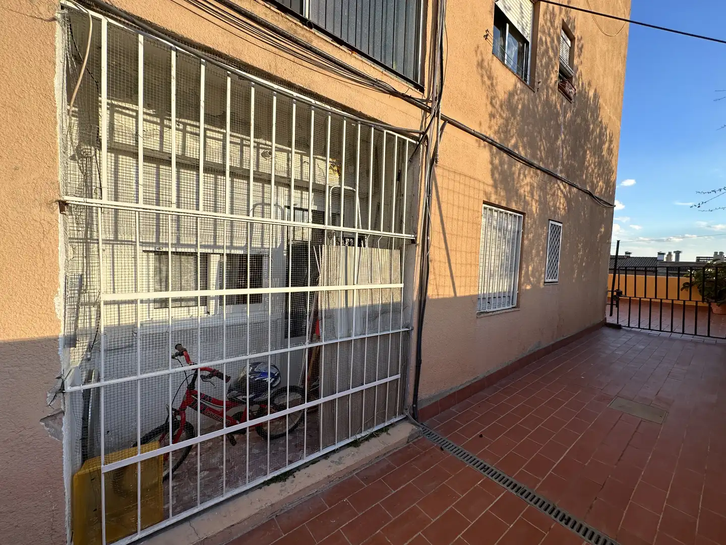Vista exterior de Piso en venta en Santa Coloma de Gramenet con Terraza y Balcón