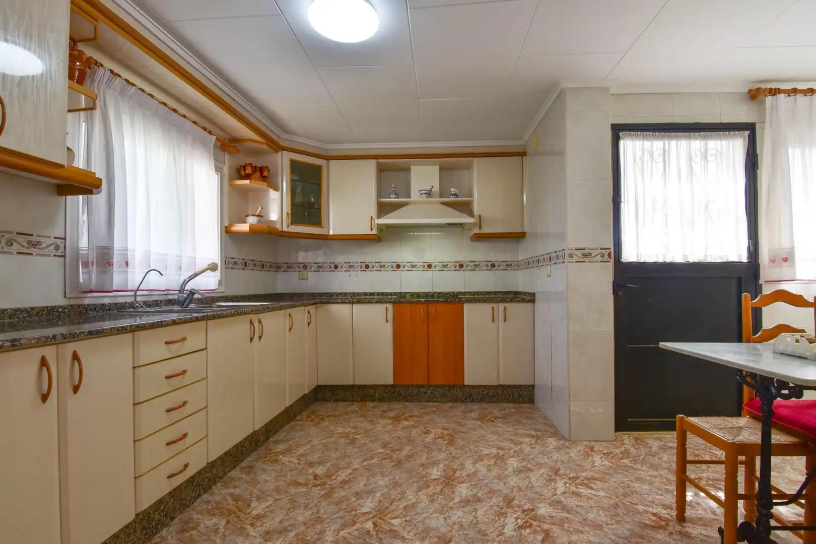 Cocina de Casa o chalet en venta en Montserrat con Aire acondicionado, Calefacción y Jardín privado