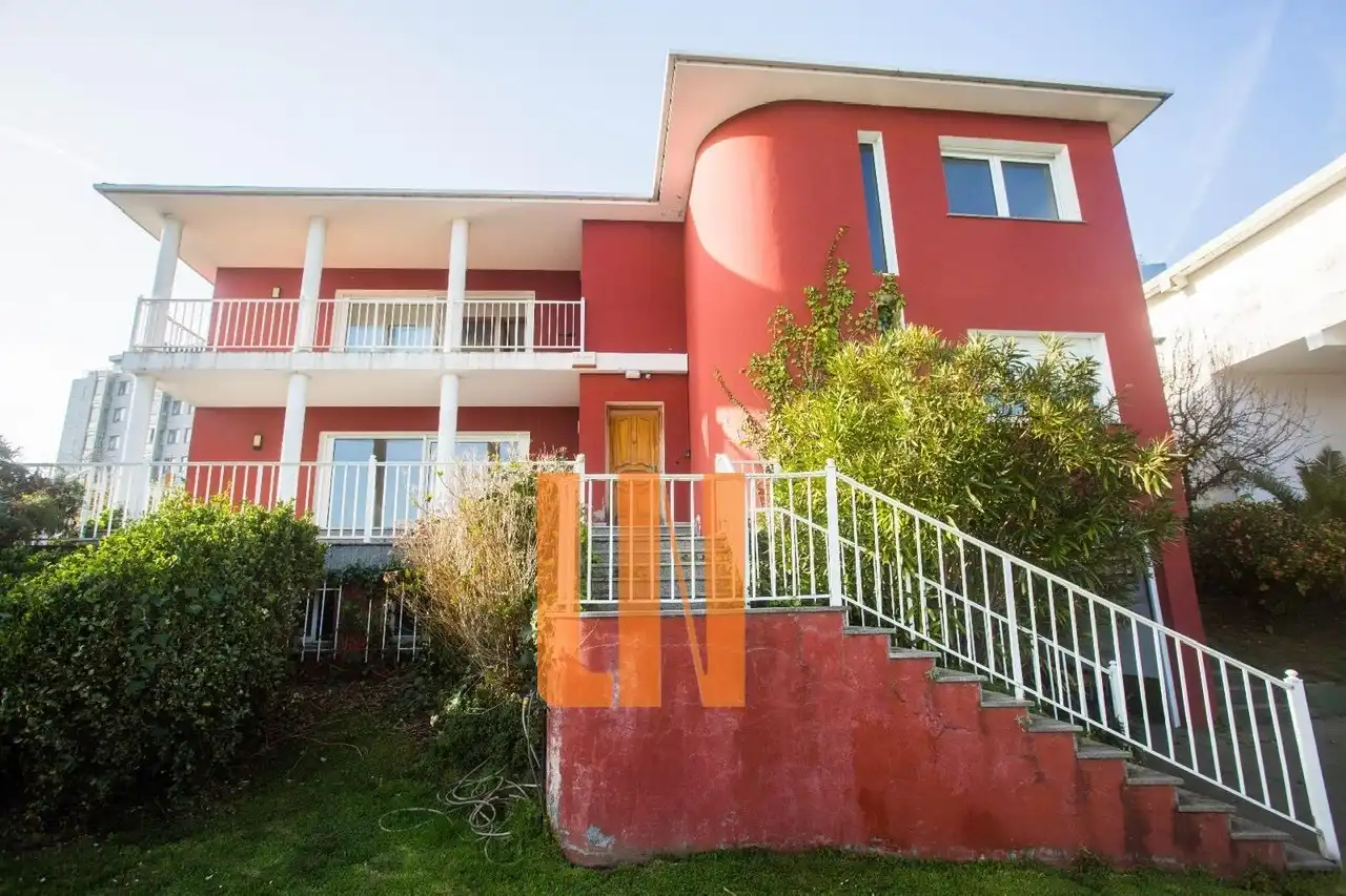 Vista exterior de Casa o xalet en venda en A Coruña Capital  amb Calefacció, Jardí privat i Terrassa