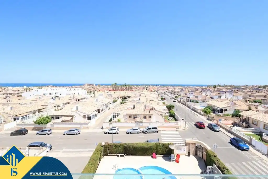 Vista exterior de Àtic de lloguer en Orihuela amb Terrassa, Piscina i Moblat
