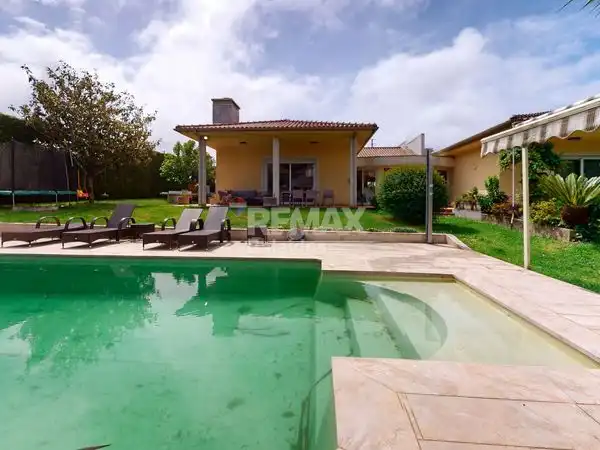 Vista exterior de Casa o xalet en venda en A Cañiza   amb Calefacció, Jardí privat i Terrassa