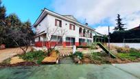 Vista exterior de Casa o xalet en venda en Moraleja de Enmedio amb Calefacció, Jardí privat i Terrassa