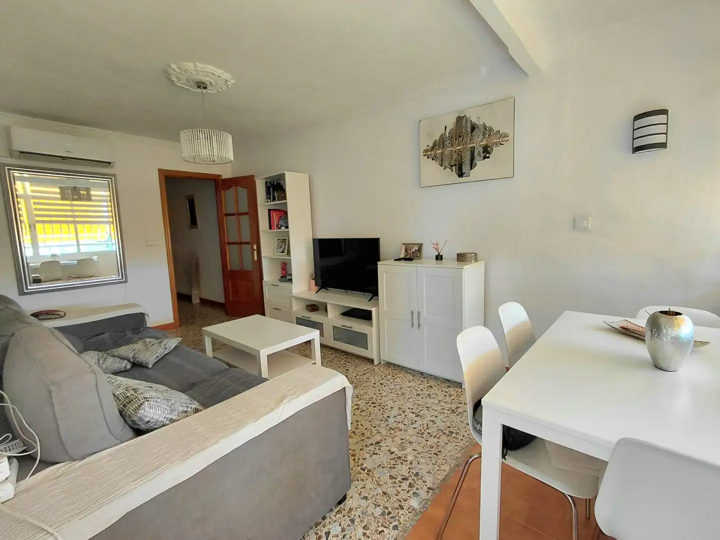 Sala de estar de Piso en venta en Benalmádena con Aire acondicionado, Amueblado y Piscina comunitaria