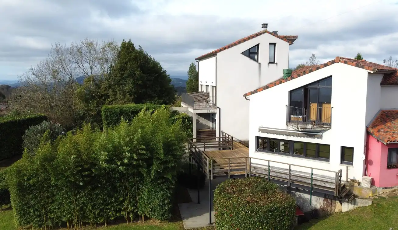Vista exterior de Casa o xalet en venda en Cabranes amb Aire condicionat, Calefacció i Jardí privat