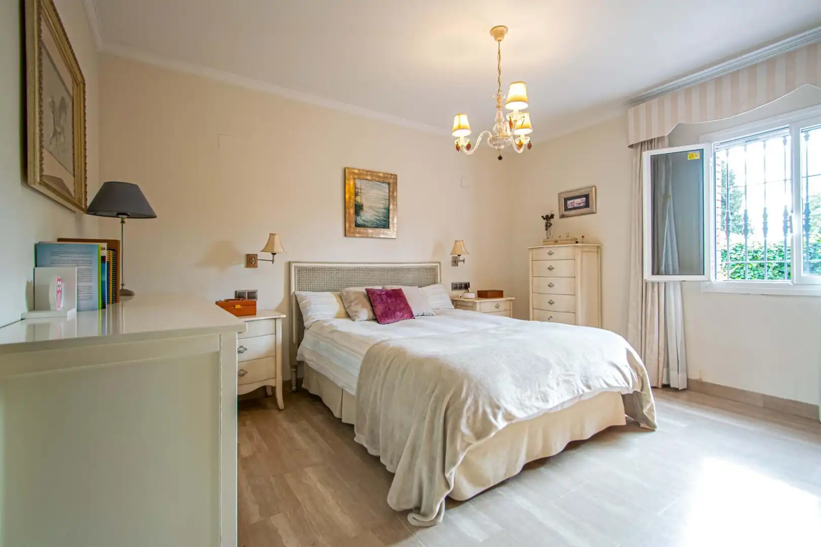 Dormitori de Casa o xalet en venda en Tomares amb Jardí privat, Terrassa i Piscina