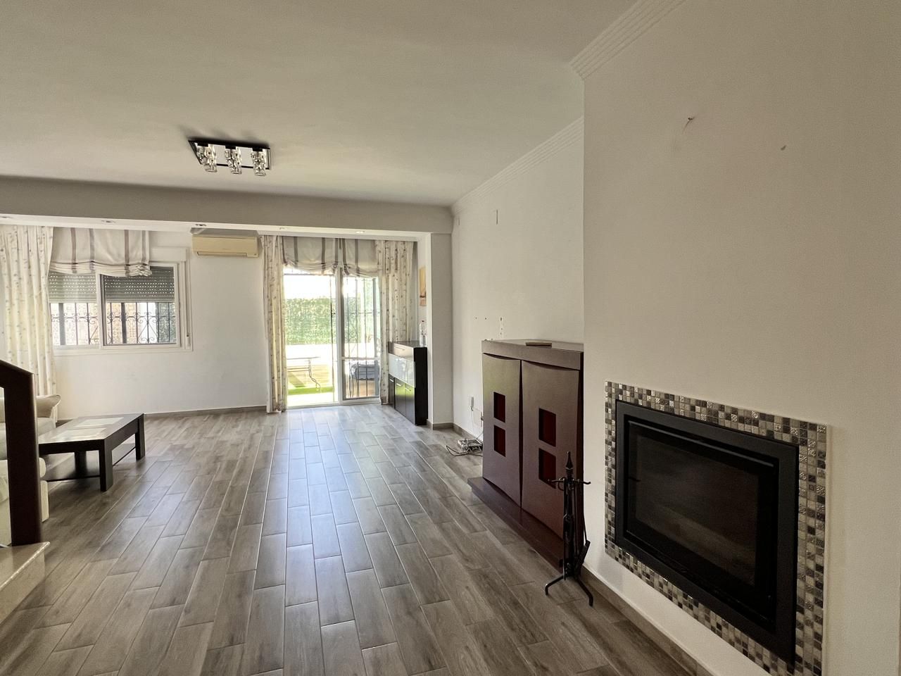 Sala d'estar de Casa o xalet de lloguer en Benalmádena amb Aire condicionat, Jardí privat i Terrassa