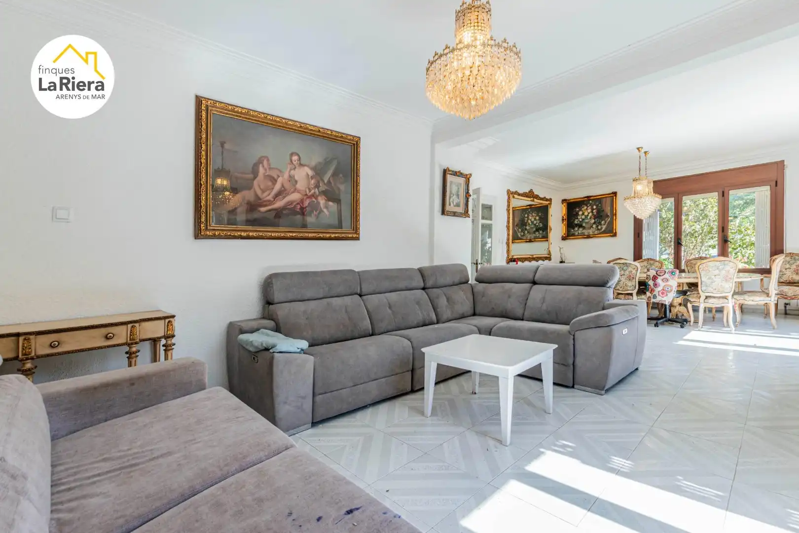 Sala d'estar de Casa o xalet en venda en Arenys de Mar amb Calefacció, Jardí privat i Piscina