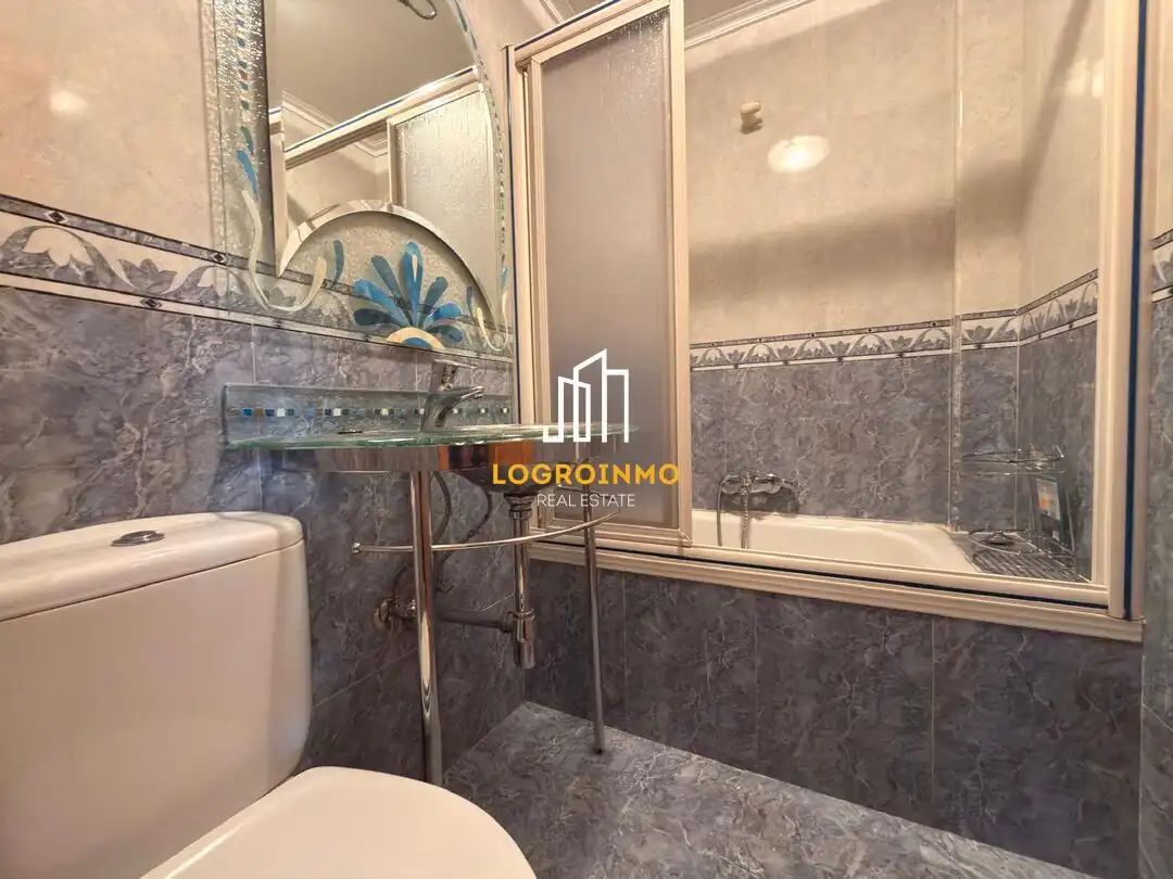 Bathroom of Detached homes for sale in  Logroño  with Heating, Private garden and Terrace