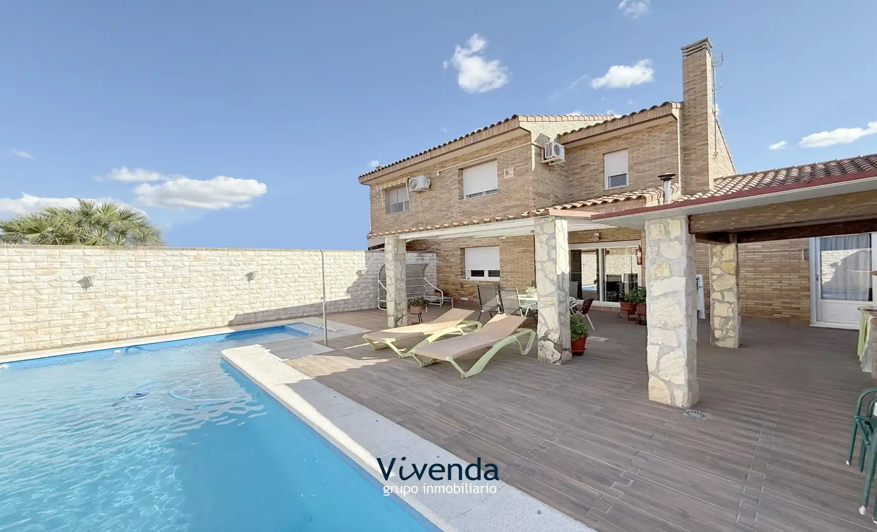Schwimmbecken von Einfamilien-Reihenhaus zum Verkauf in Cedillo del Condado mit Heizung, Terrasse und Abstellraum