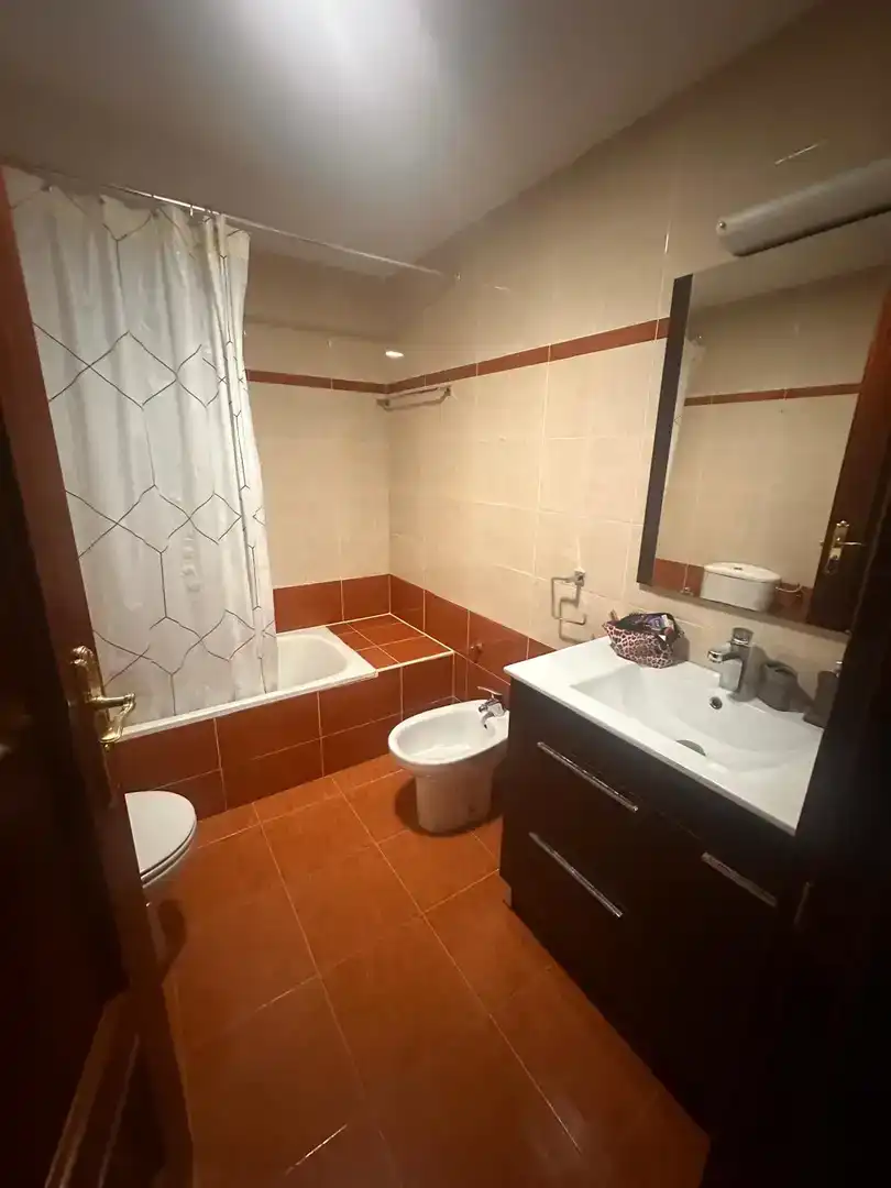 Bathroom of Flat for share in Parla  with Parquet flooring, Swimming Pool and Furnished