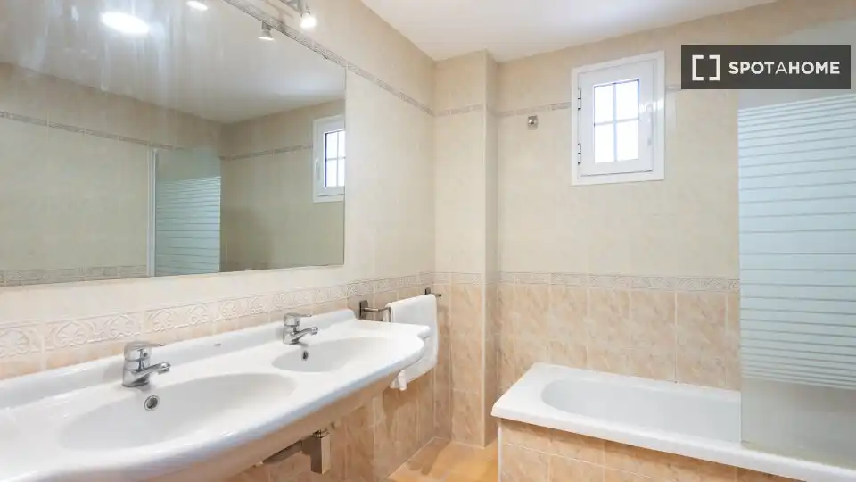 Baño de Apartamento para compartir en El Rosario con Aire acondicionado, Terraza y Amueblado