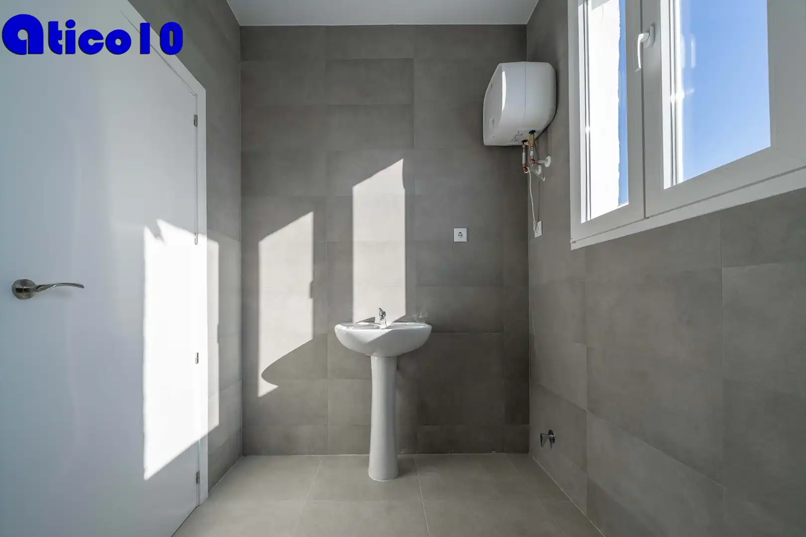 Bathroom of Office for rent in Madrid
