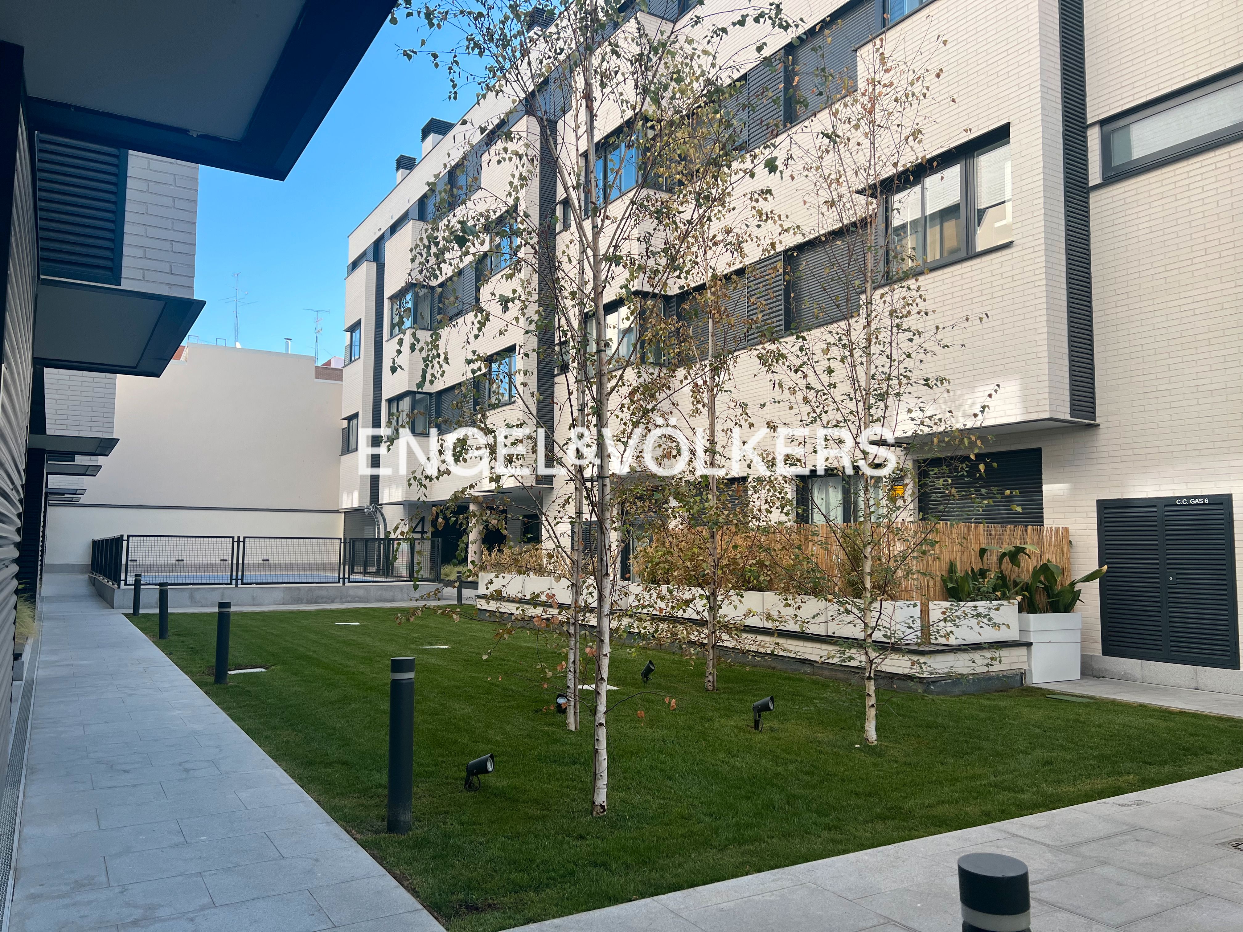 Exterior view of Apartment for sale in  Madrid Capital  with Air Conditioner, Heating and Private garden